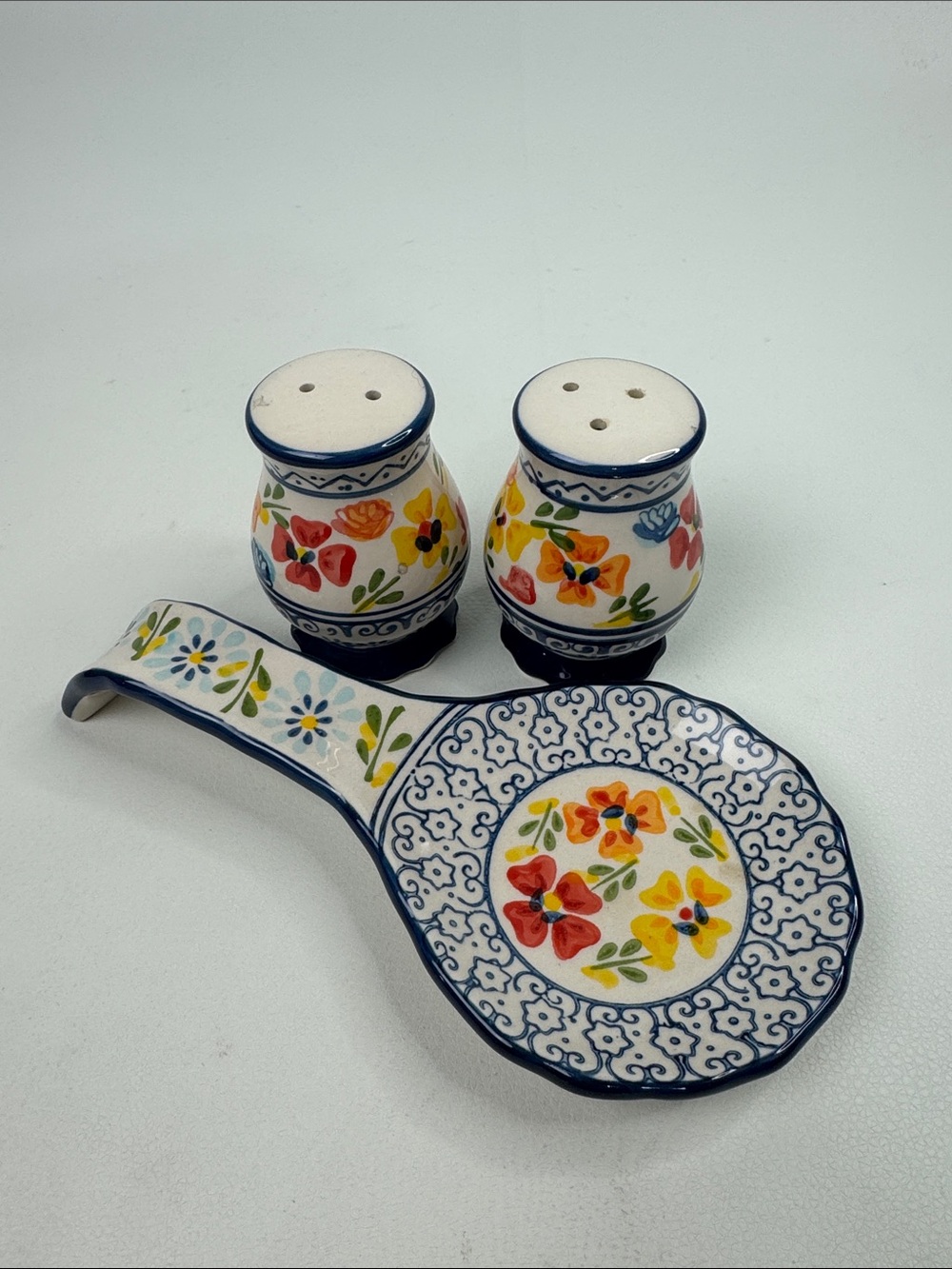 Gibson ELITE Floral Ceramic Spoon Rest and salt pepper shakers Set Cooking
